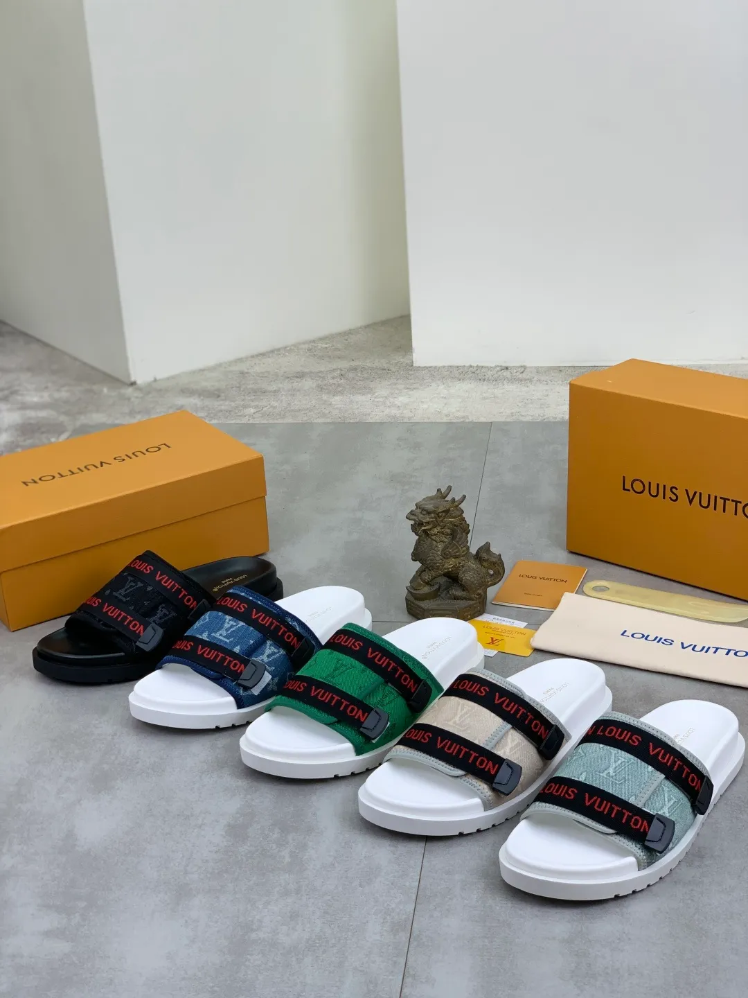 Men's shoes 💰P320💰【New style】🆘 Original quality 【LOUIS VUITTON】The popular Louis Vuitton LV men's slippers on the official website are on sale simultaneously! Original fabric imported from Italy, original factory special supply, code number: 38-44 (45 customized), many colors available